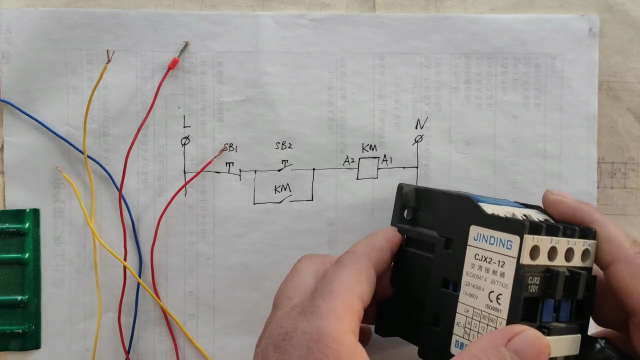 接觸器為什么要控制A2而不是A1？?jī)?nèi)藏玄機(jī)，可惜很多電工不知道 #電工接線 #零基礎(chǔ)學(xué)電工#硬聲創(chuàng)作季 