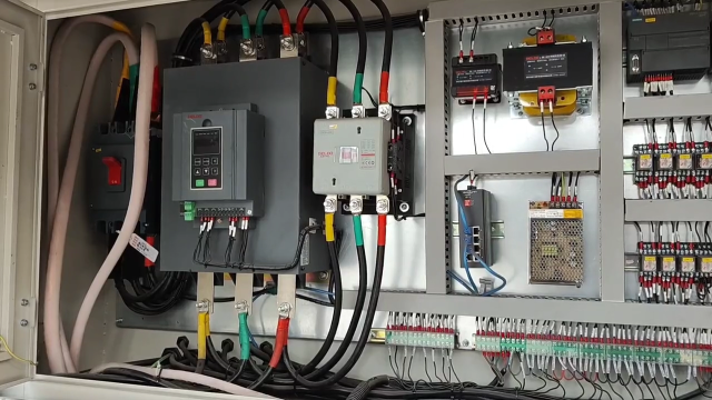 PLC控制箱内部都有什么东西？与你想的不一样！今天总算见到了 #电气控制 #电气工程#硬声创作季 
