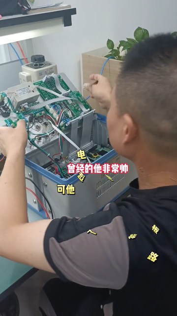#硬聲創作季  曾經的他非常帥可他選擇了電路板維修，因為男人一定要有養家的技能