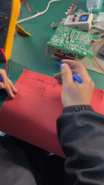 #硬聲創作季  電路板維修培訓賴工正在講解電路圖5-2