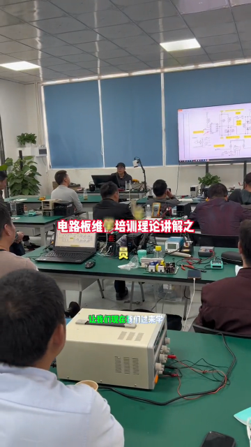 #硬聲創(chuàng)作季  電路板維修培訓(xùn)理論講解之汪老師和學(xué)員交流變頻器