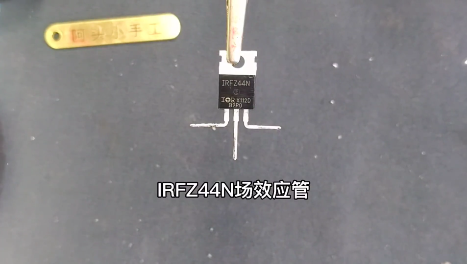 用发光二极管制作了一个12v光控开关灯 