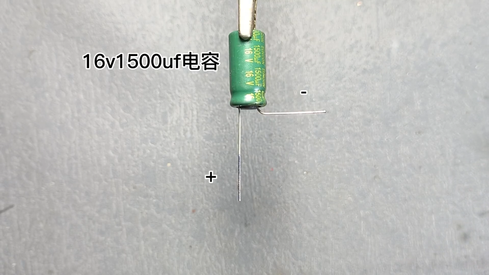 用几个电子元件制作了一个可以调节速度的闪光灯 