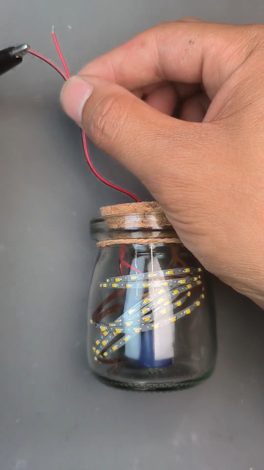 制作了一个萤火虫灯 只需要把灯珠并联在法拉电容上 充电20秒 点亮10分钟 也可用手摇发电机充电 
